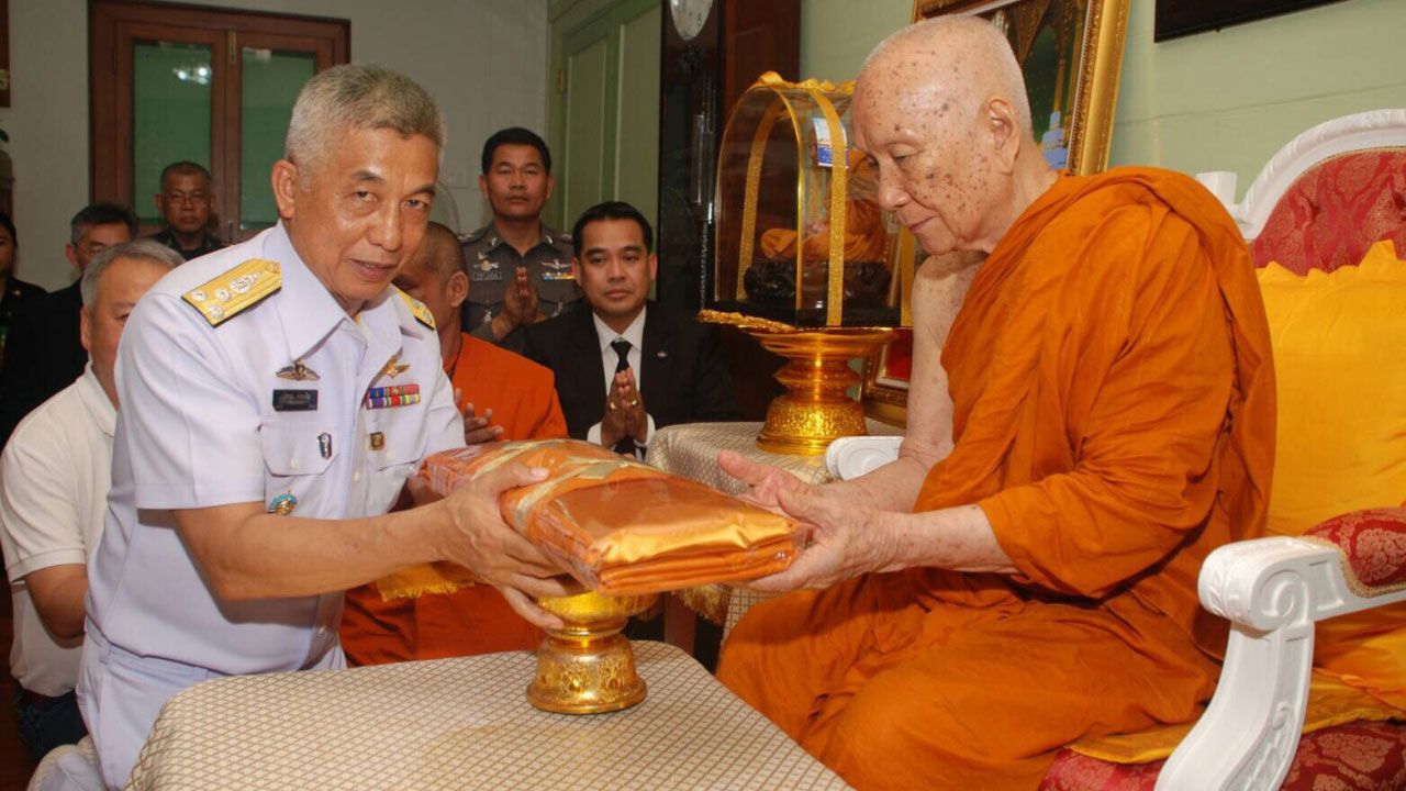 เข้ากราบเกจิดัง