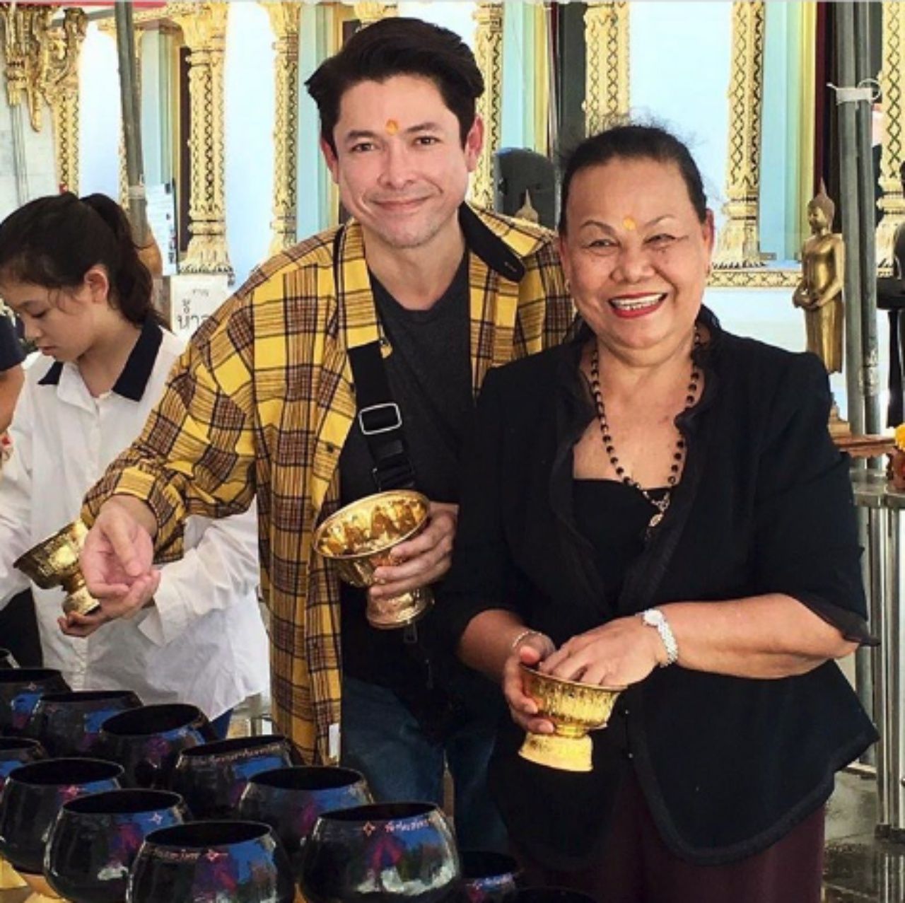 พาคุณแม่ทำบุญ