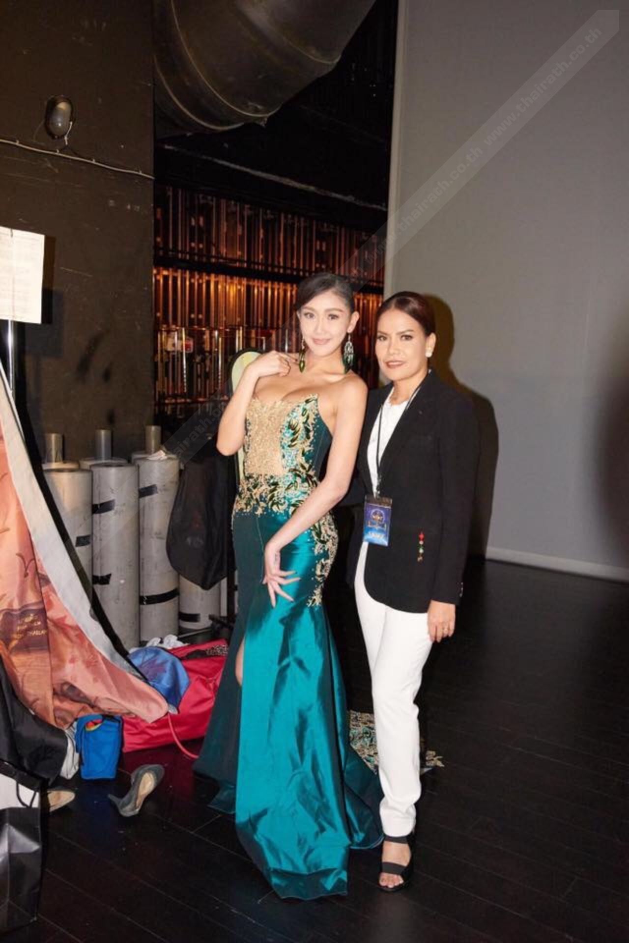 แต้น อนงค์ภัทร์ ผลประเสริฐ ดีไซเนอร์แห่งห้องเสื้อ ด้ายเนาแฟชั่นเฮาส์ อุบลราชธานี กับนางแบบชาวไต้หวัน