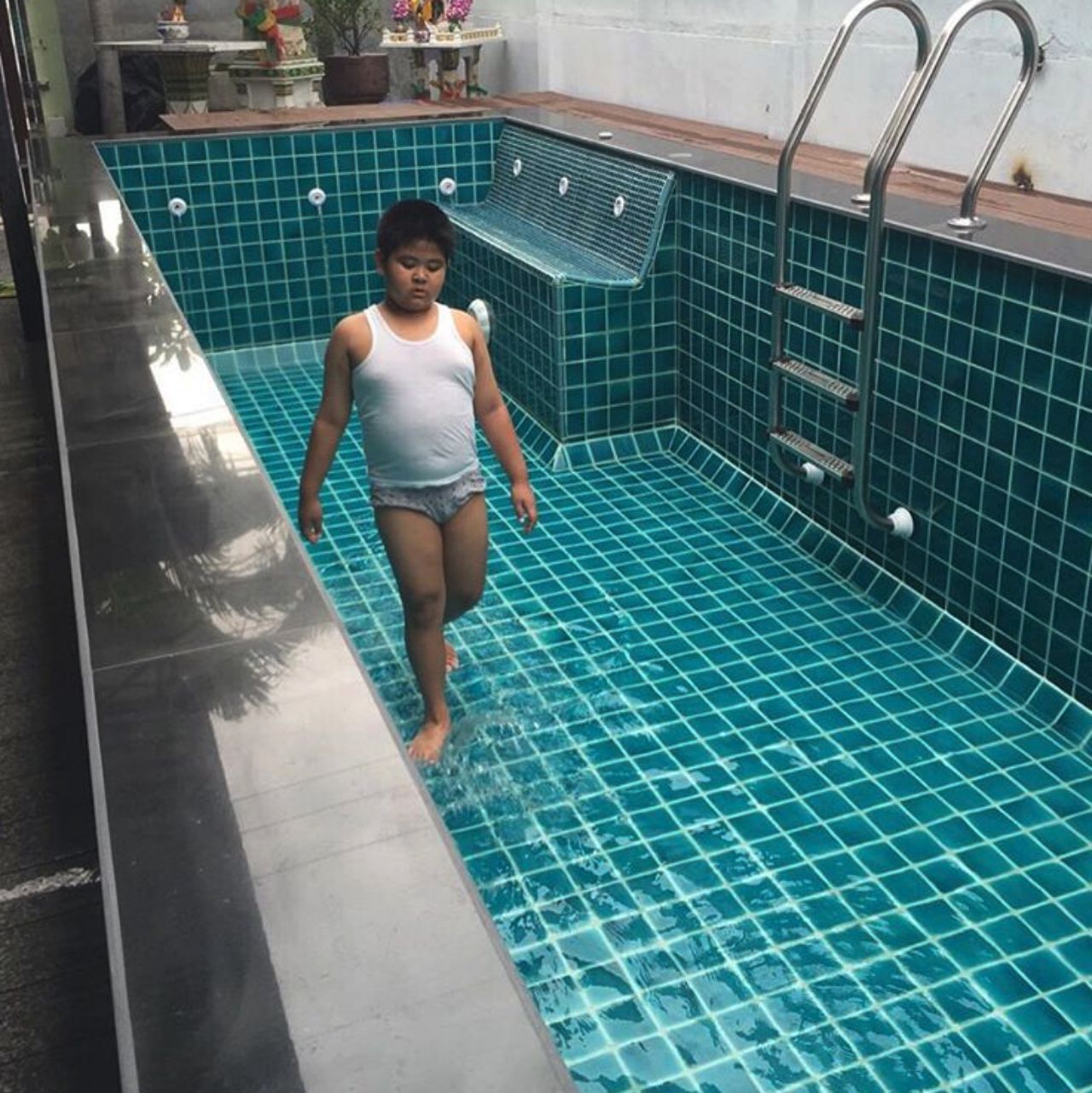 สระว่ายน้ำ เพิ่งทำเสร็จ