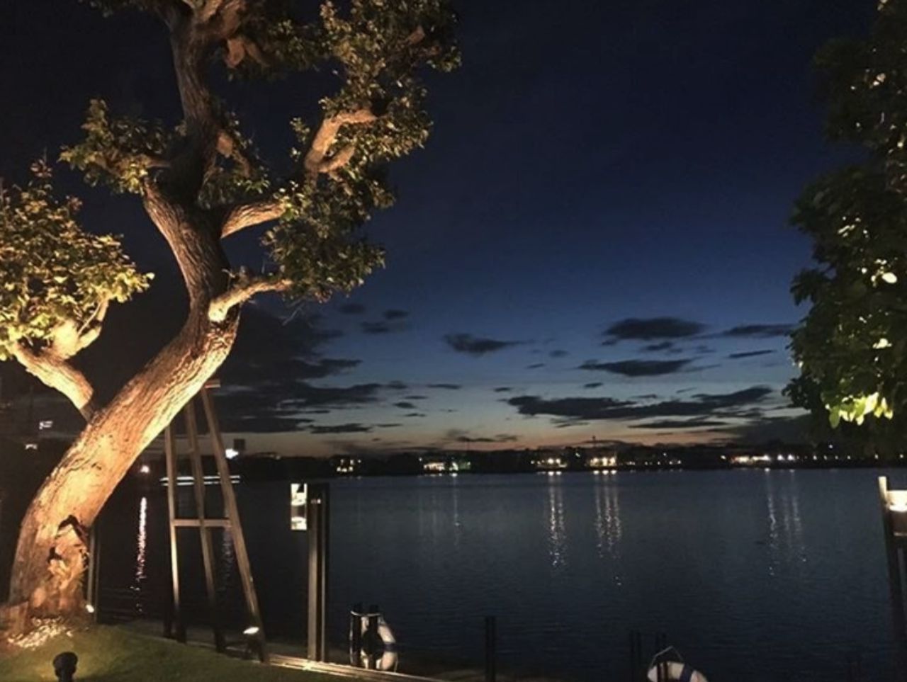 นั่งริมน้ำดูวิวกลางคืน