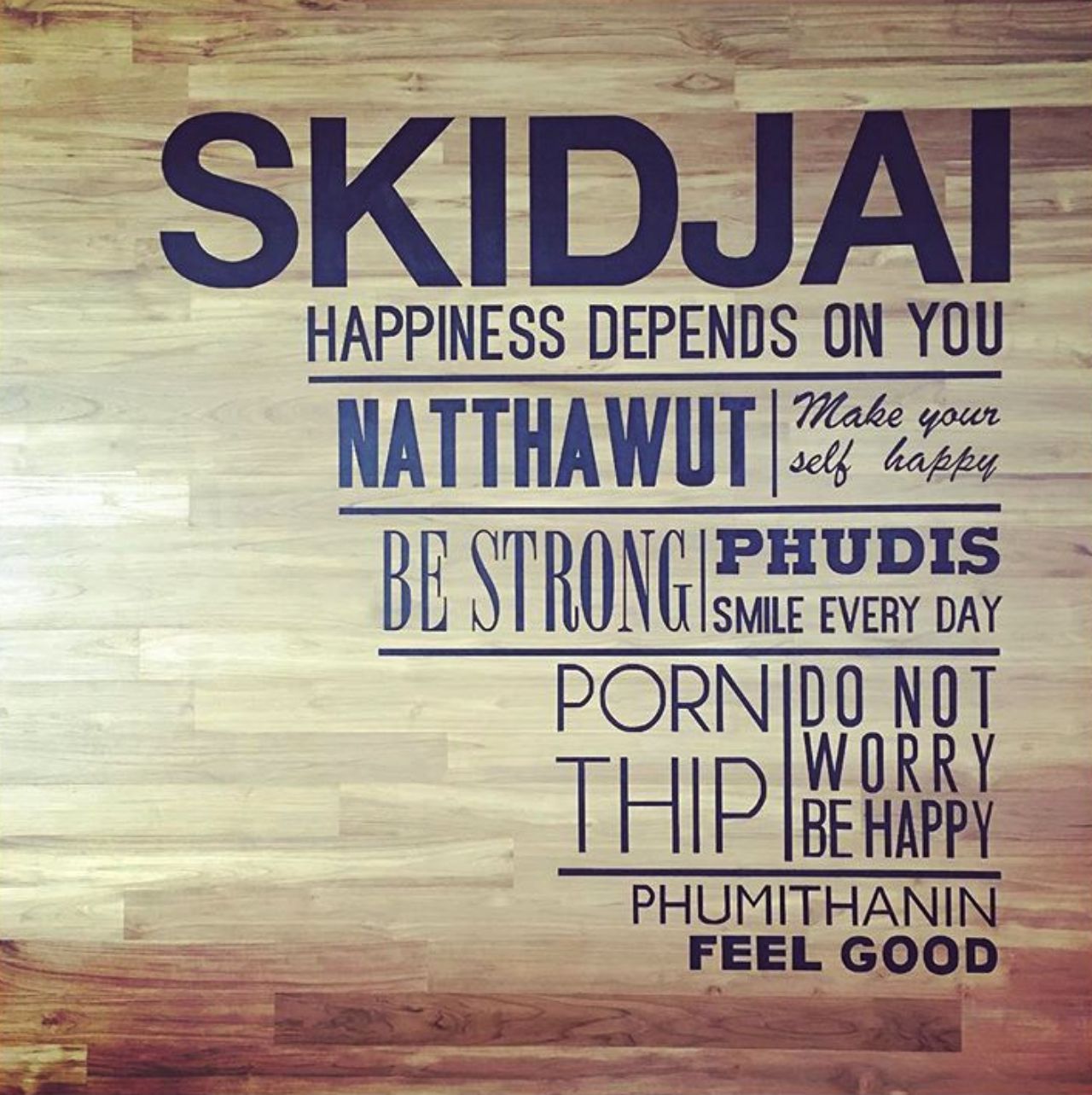 ผนังชื่อครอบครัวสกิดใจเก๋ๆ