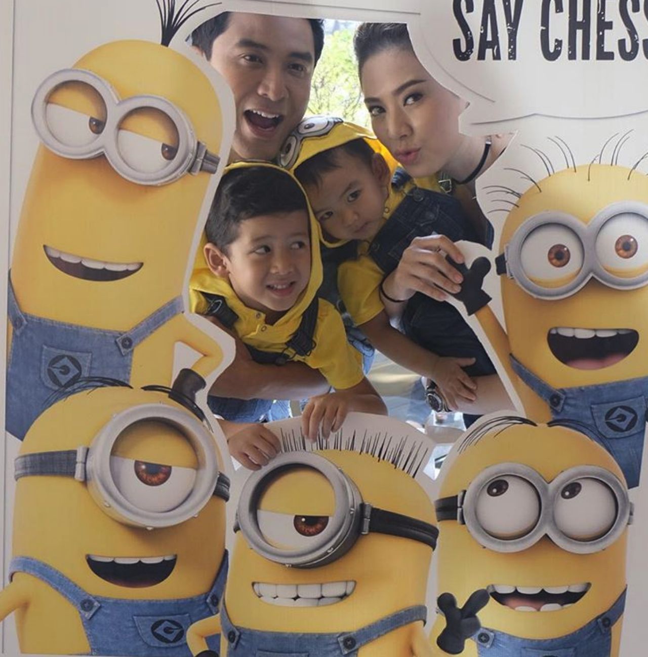 พ่อแม่ลูกครอบครัวอบอุ่น