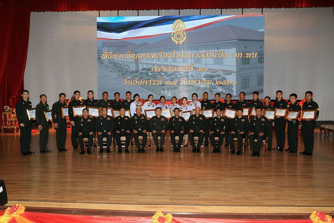 ถ่ายภาพกับกำลังพลที่ได้เป็นข้าราชการดีเด่นประจำปี2560