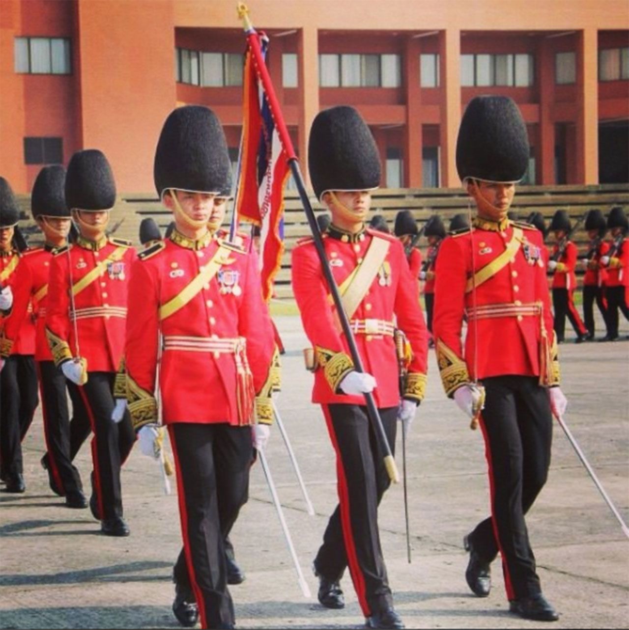 เดินนำแถวถือธงชัยเฉลิมพล