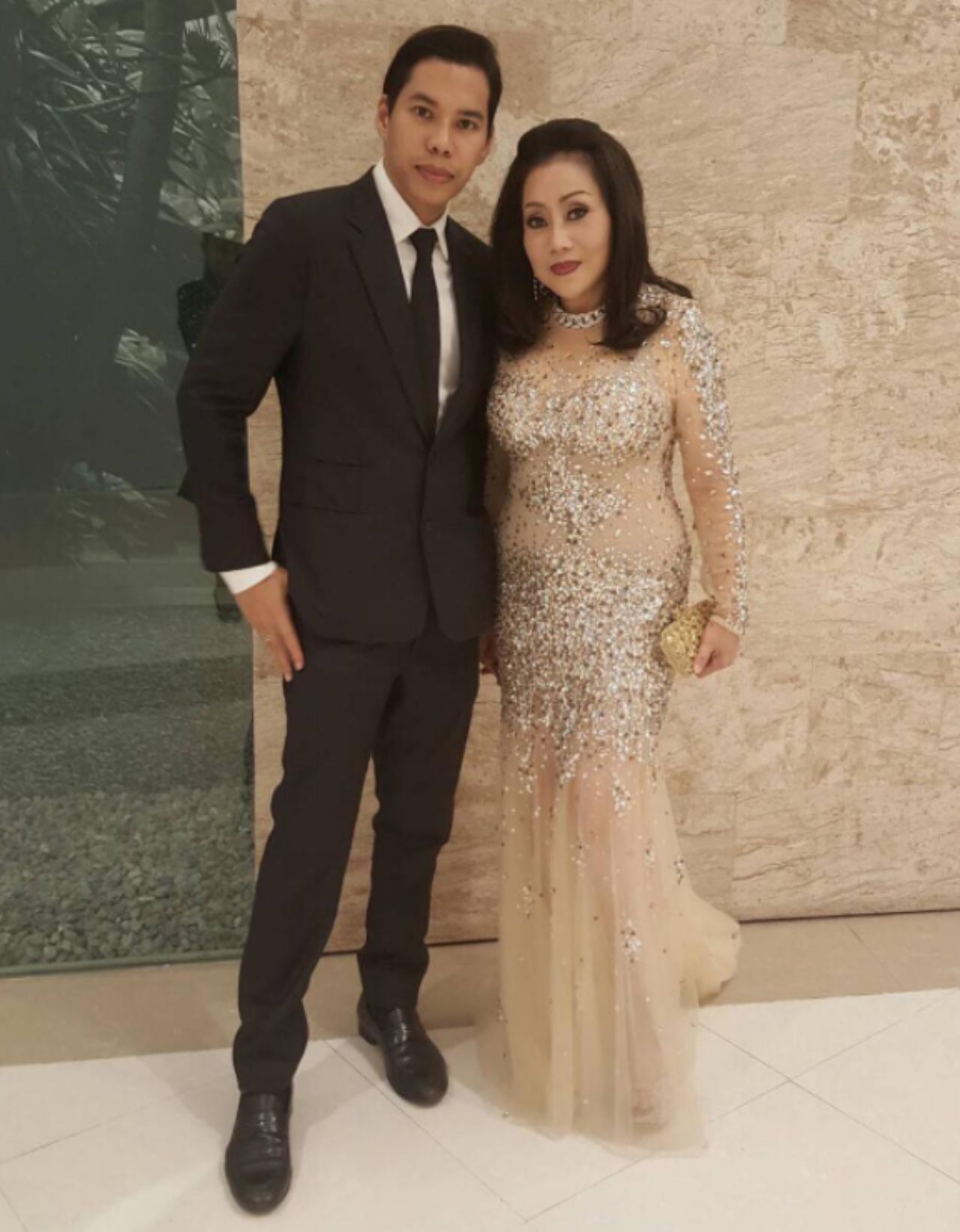 ออกงานด้วยกัน