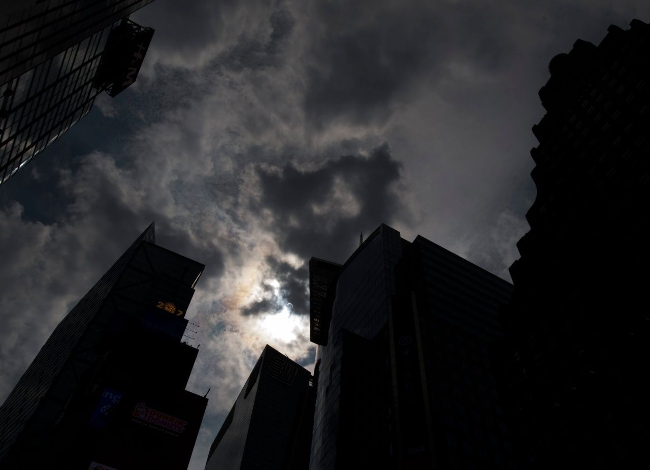 ที่จัตุรัส ไทม์ส สแควร์ ของนครนิวยอร์ก มีเมฆมากทำให้มองสุริยุปราคาไม่ชัดนัก