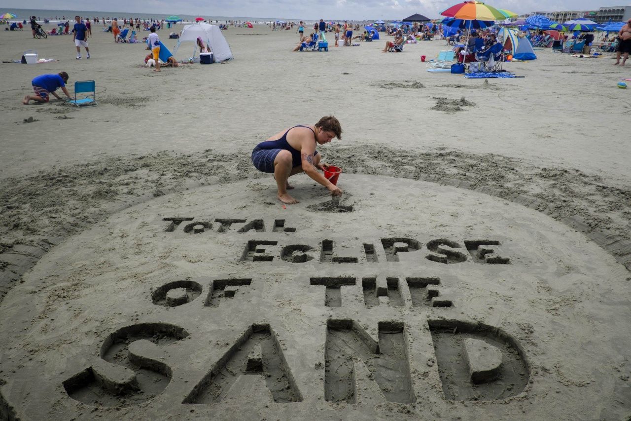 วาล คาร์นีย์ ชาวเมืองแอชวิลล์ รัฐนอร์ทแคโรไลนา ก่อประติมากรรมทรายเป็นที่ระลึกของการเกิดสุริยุปราคาเต็มดวง ที่เมืองไอเซิล ออฟ ปาล์มส์ ในรัฐเซาท์แคโรไลนา