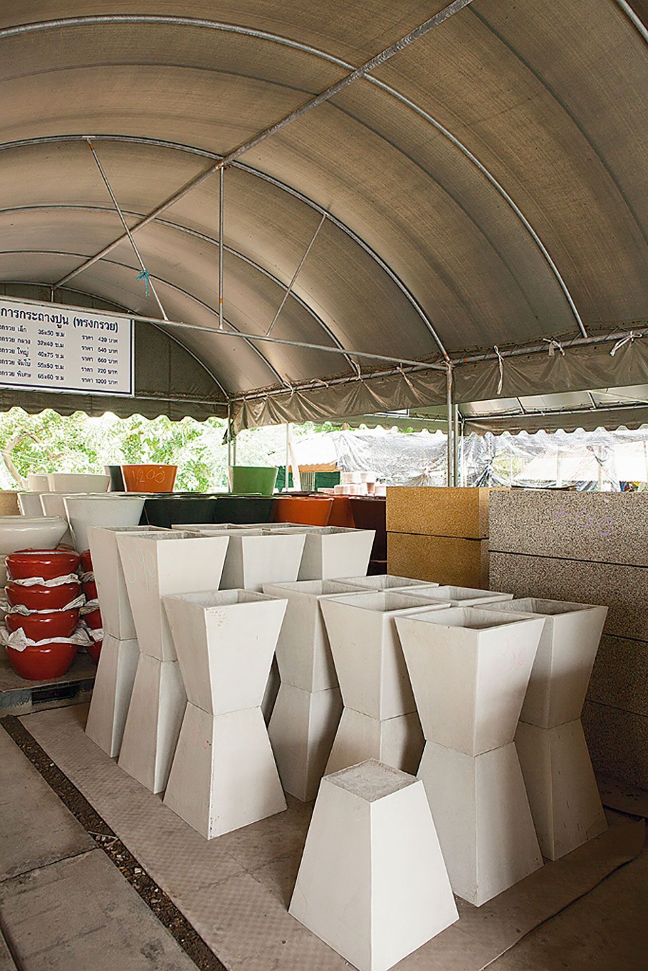 B : กระถางปูนทรงสี่เหลี่ยมคางหมู ร้านค้าวัสดุเกษตร ร.11 พัน.2 รอ.