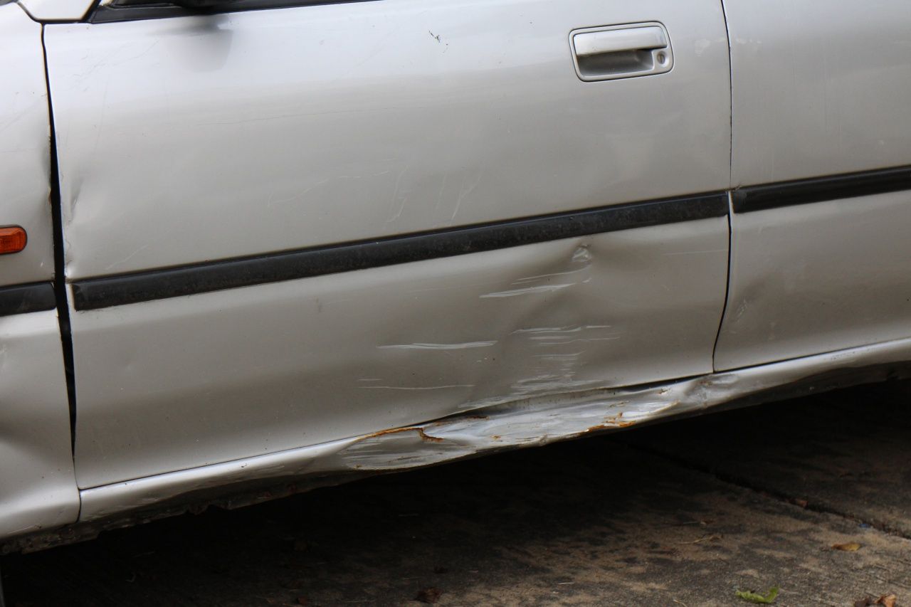 รถของนายกิตติที่เสียหายจากอุบัติเหตุชนรั้ว