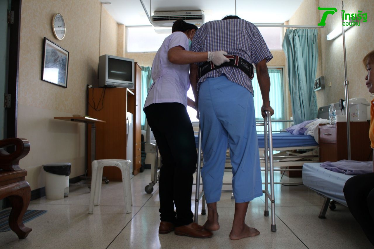 ขาซ้ายเริ่มเดินได้ หลังทำกายภาพบำบัดทุกวัน