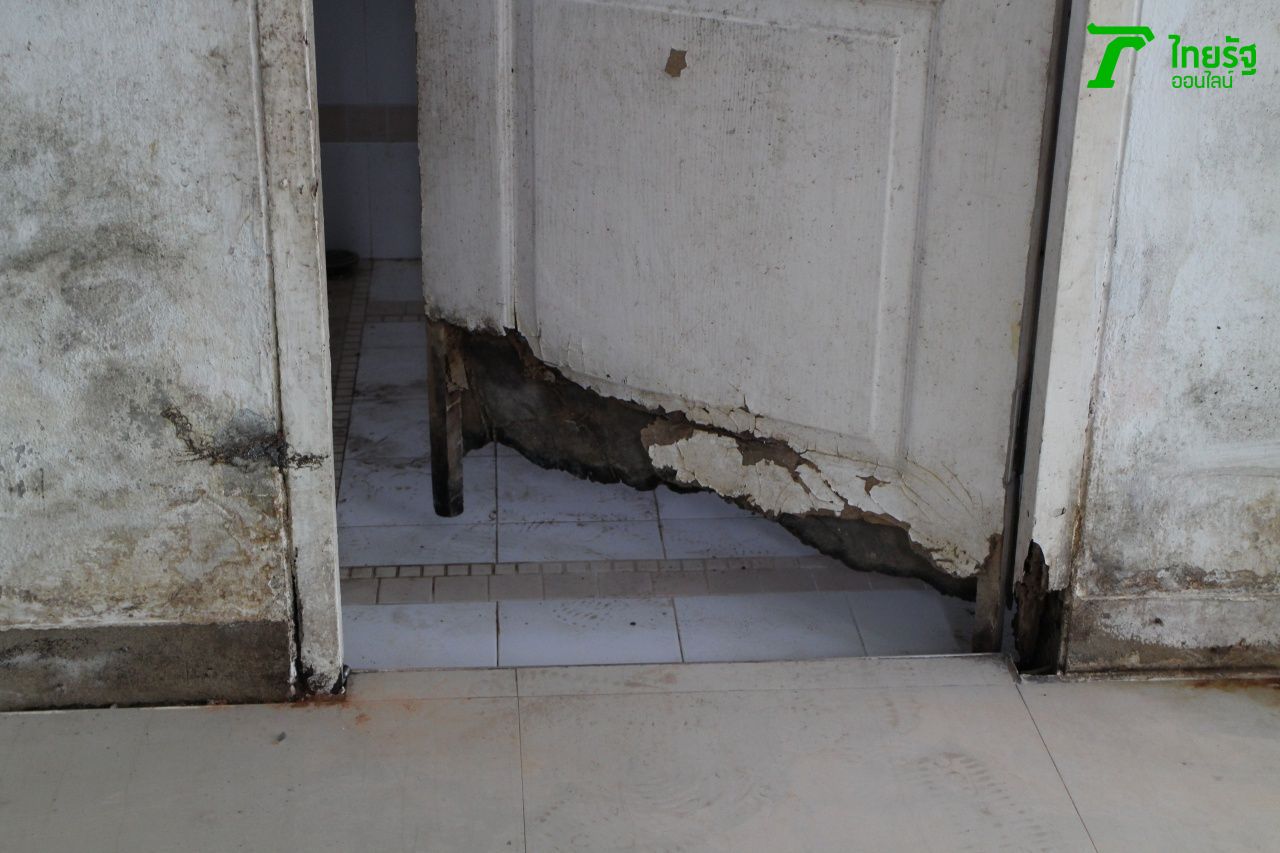 ประตูห้องน้ำชำรุด ห้องน้ำใช้ไม่ได้ ต้องซ่อมแซม