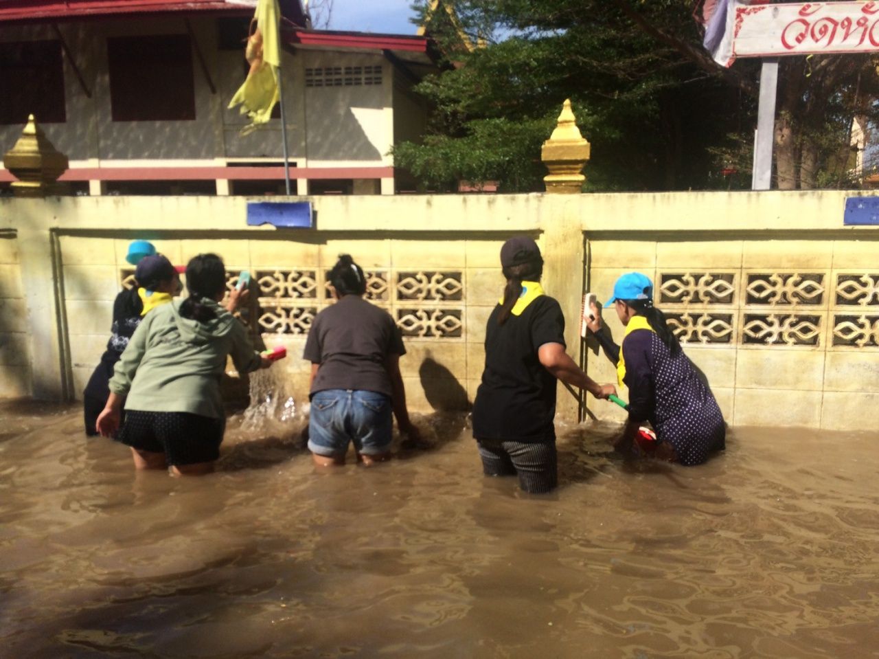 12 พ.ย. 60 จิตอาสา ชาวบ้านช่วยกันทำความสะอาดวัดและศาลาอเนกประสงค์