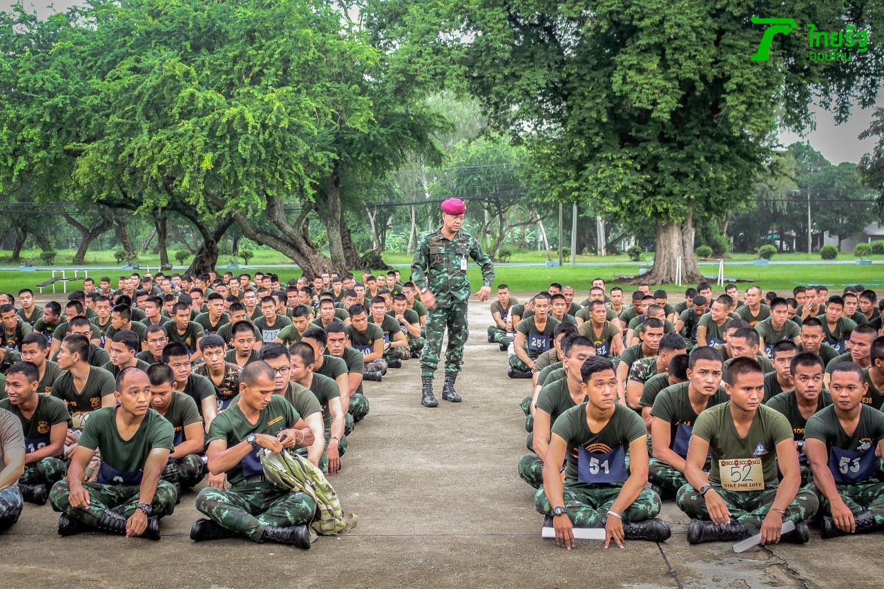 ยืนกลาง คือ พ.อ.ธีรศักดิ์ แสนทวี อดีตอาจารย์หัวหน้าวิชาการรบพิเศษ กศ.รร.ม.ศม.