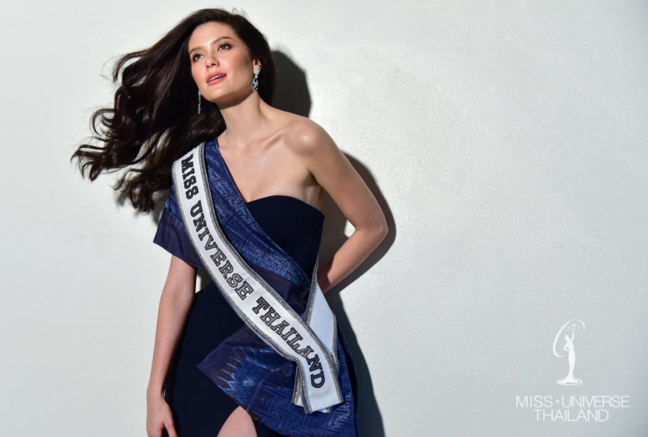 ก่อนหน้านี้มารีญาก็ใส่สีน้ำเงินอยู่บ่อยครั้ง