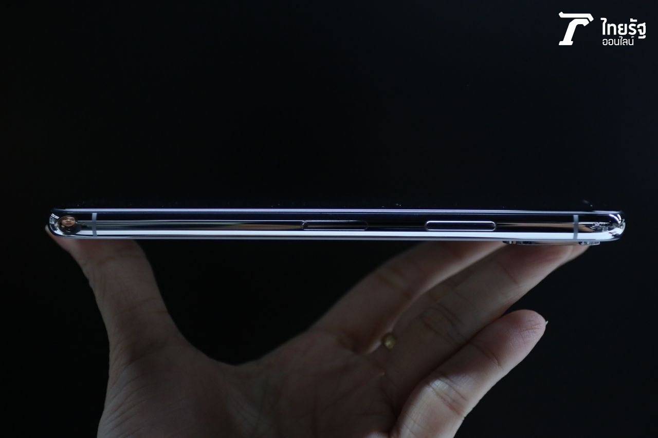 ปุ่มด้านขวา กดค้างเพื่อเรียก Siri