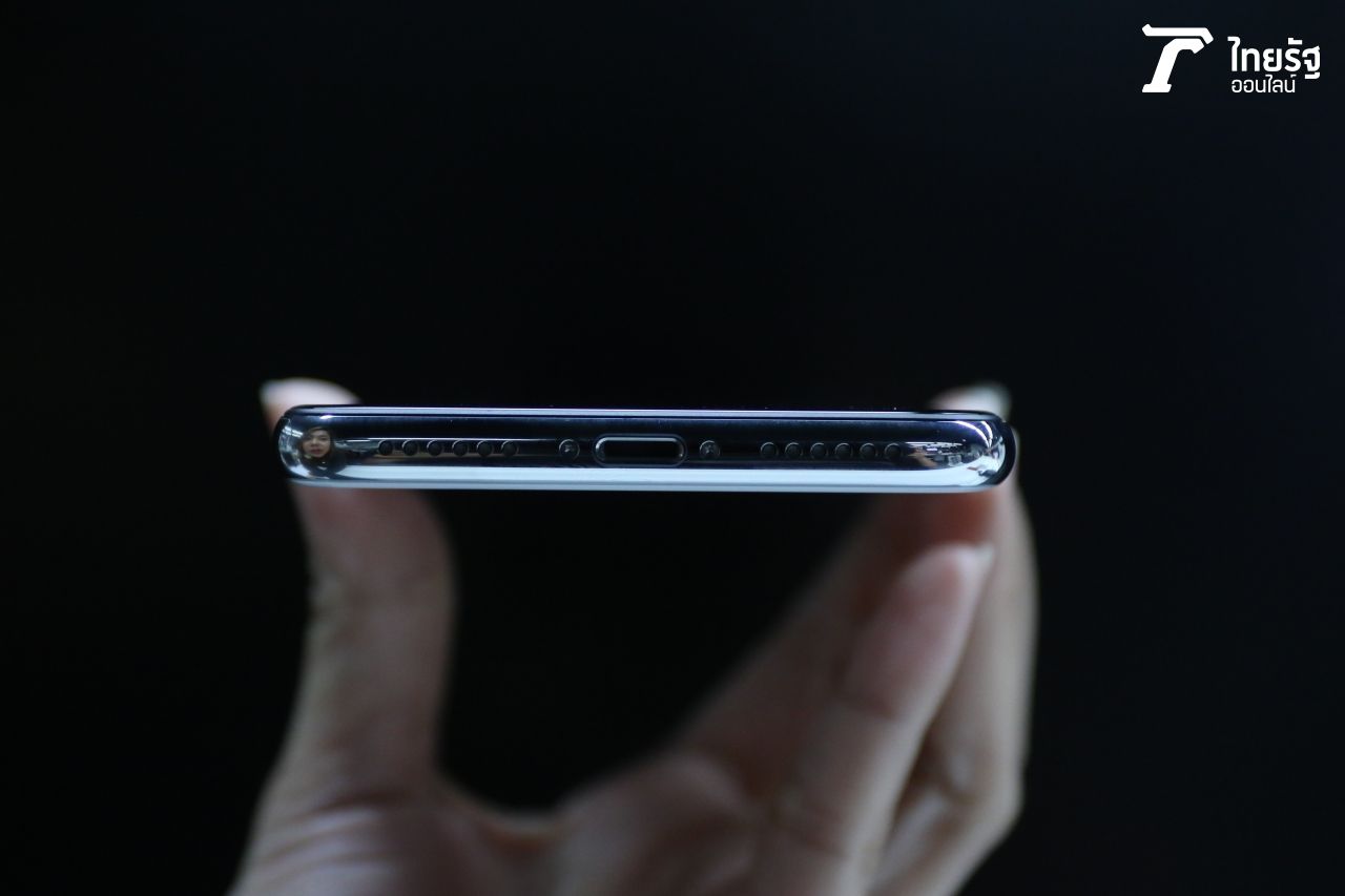 หัวต่อ Lightning และ ไมโครโฟนกับลำโพงสเตอริโอในตัว 