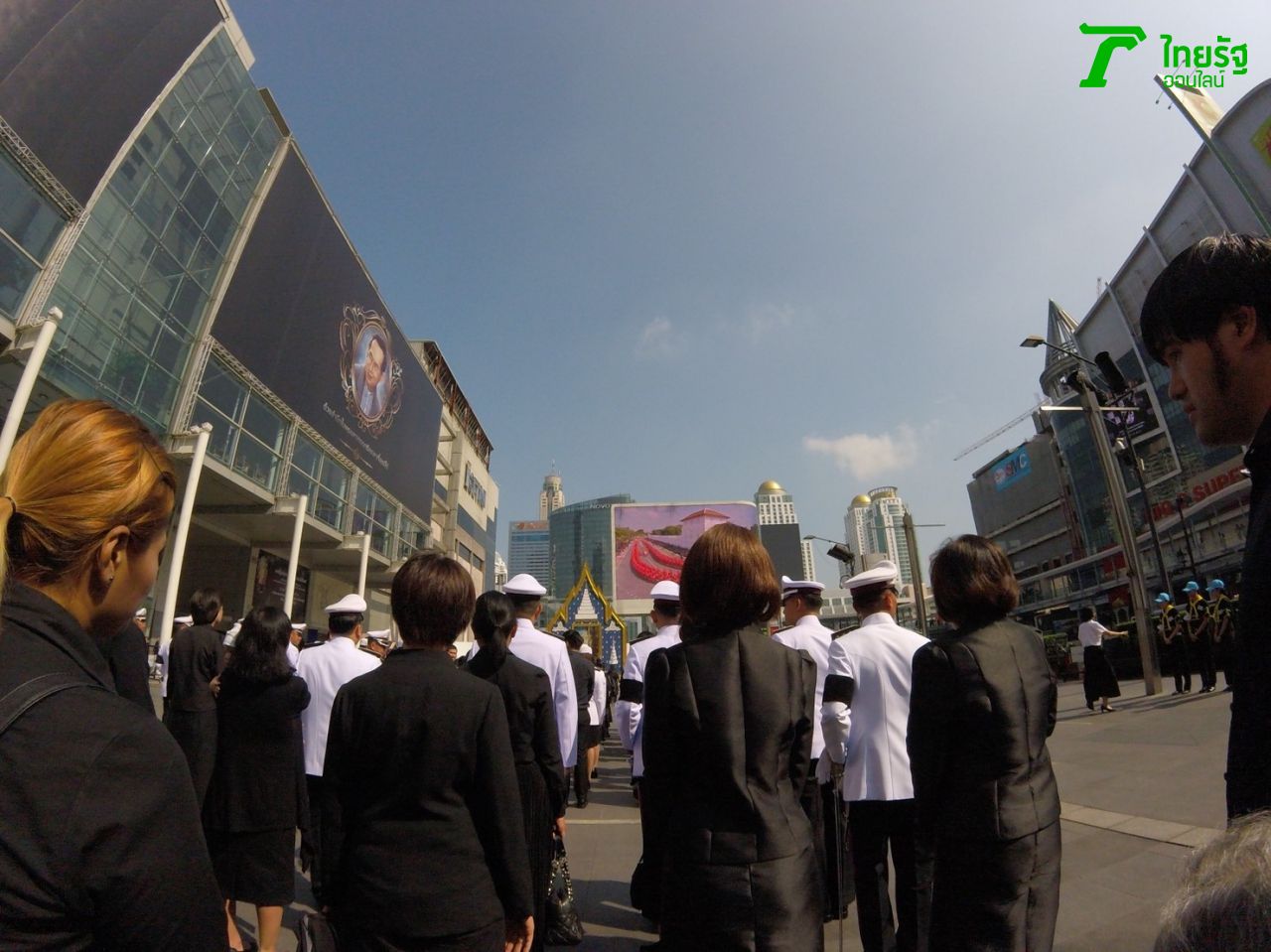 ลานเซ็นทรัลเวิลด์ ยืนรอถวายดอกไม้จันทน์แสดงความอาลัย 