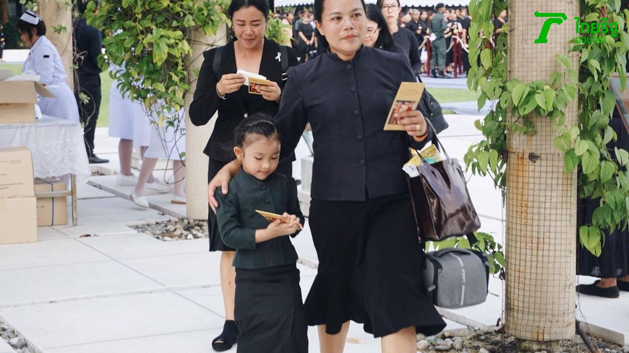 แต่งตัวเรียบร้อยมากับคุณแม่