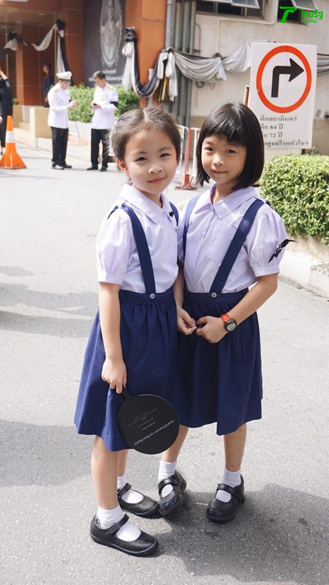 สาวน้อยในชุดนักเรียนมาร่วมถวายดอกไม้จันทน์