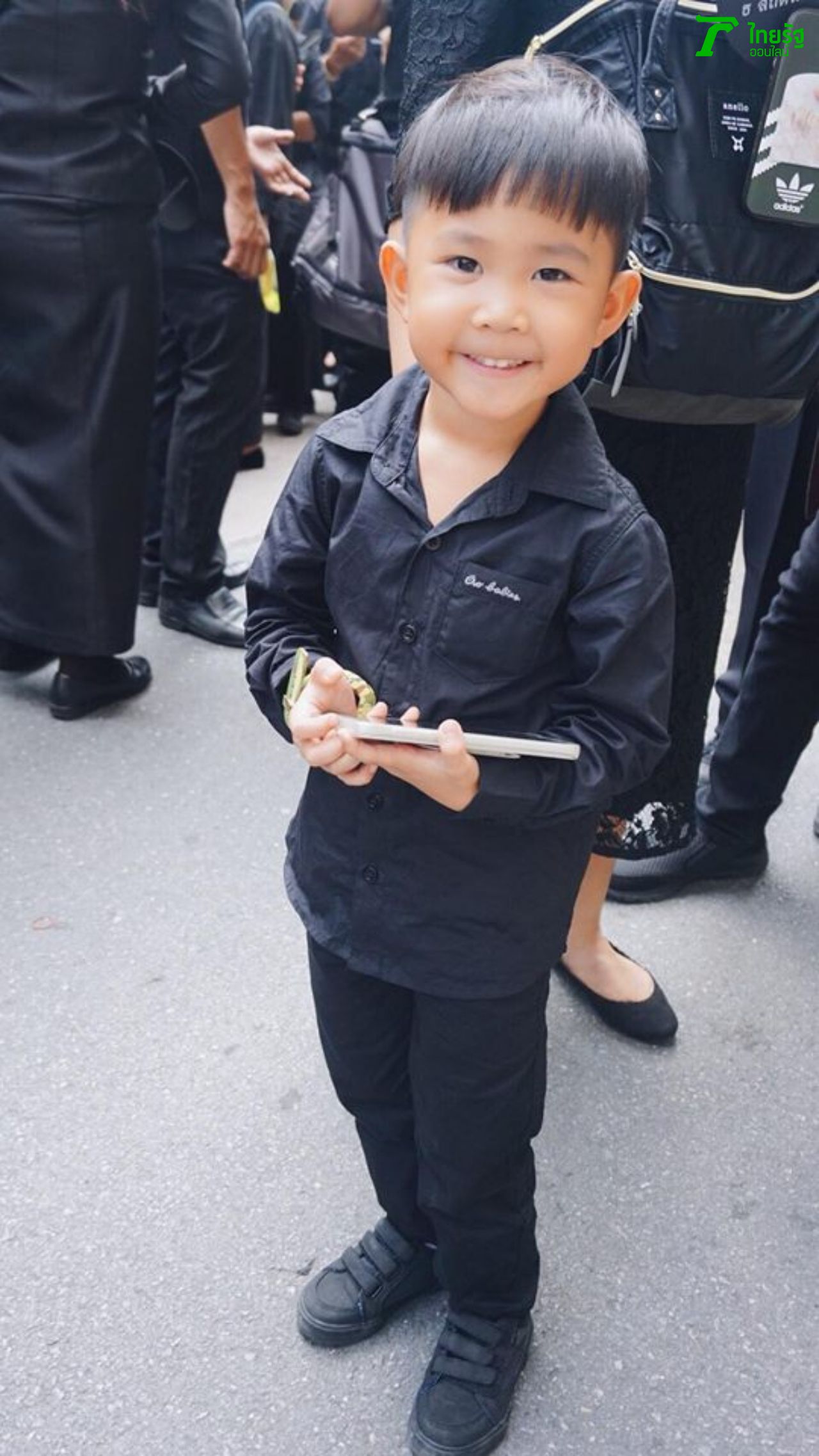 ผมตั้งใจมาถวายดอกไม้จันทน์ครับ