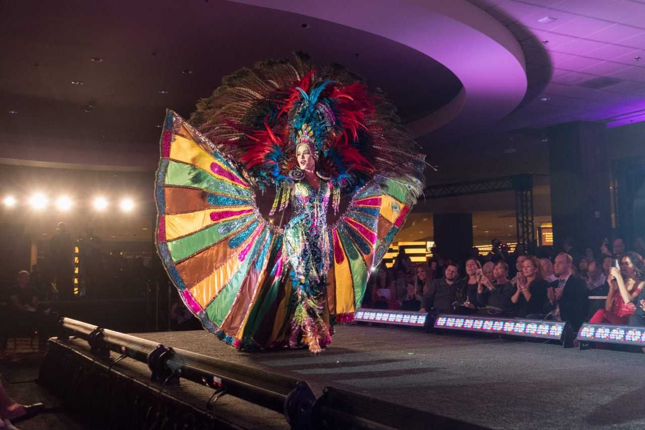 สีสันสดใสมากๆ Daniela Cepeda จากเอลซัลวาดอร์ 