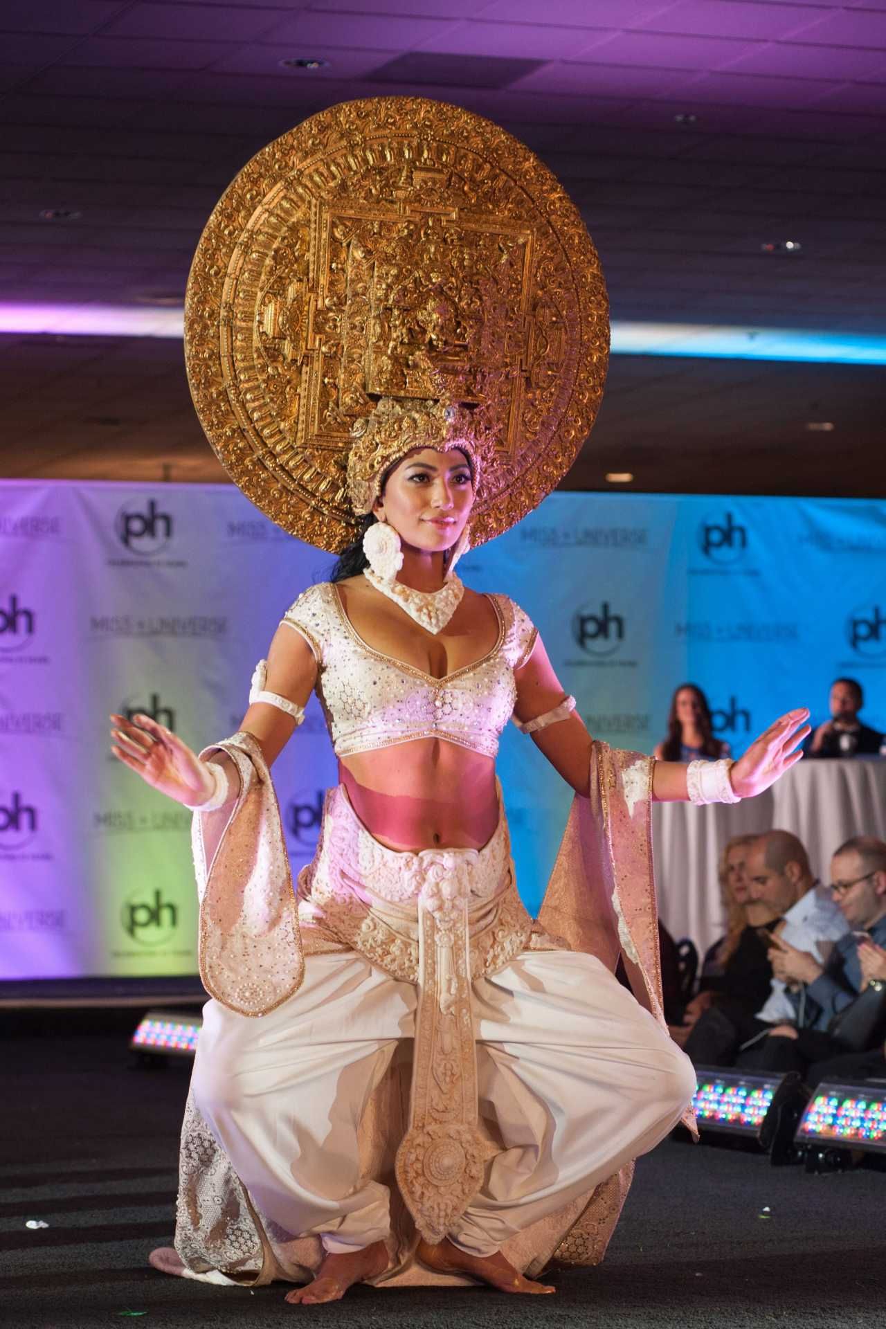 ไม่หนักหัวใช่มั้ยคะ? Nagma Shrestha จากเนปาล 