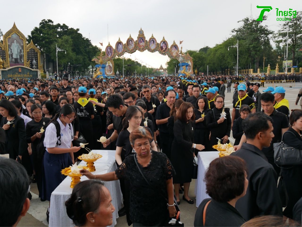 ประชาชนต่อคิวเข้าแถวถวายดอกไม้จันทน์หน้าพระลานพระราชวังดุสิต