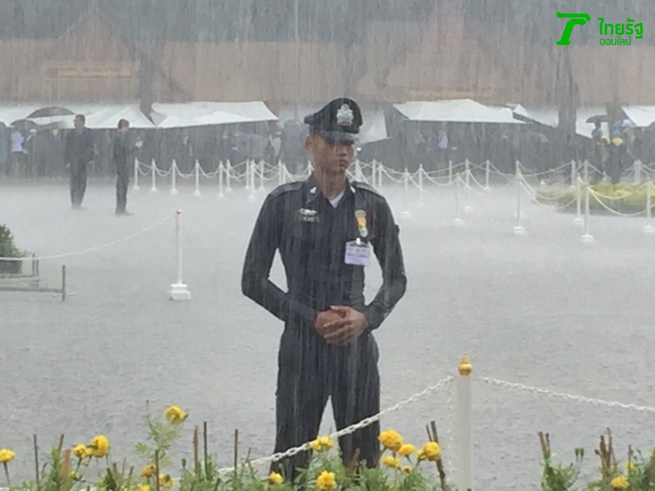 เจ้าหน้าที่ตำรวจทำหน้าที่ท่ามกลางสายฝนที่เทกระหน่ำ