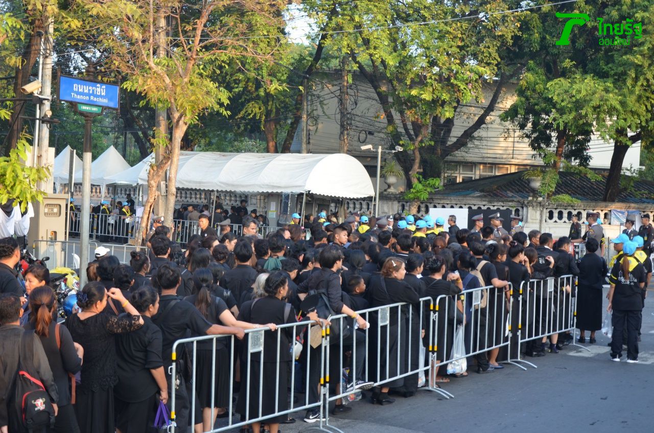ประชาชนรออย่างมุ่งมั่นหน้าจุดคัดกรอง 