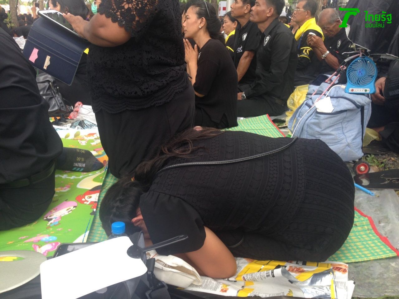 ก้มกราบแนบแผ่นดินน้อมส่งเสด็จสู่สวรรค์