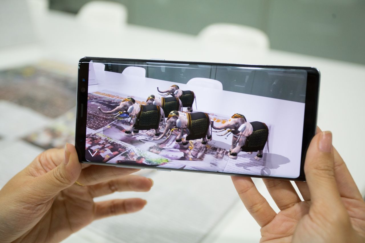 AR: ภาพกราฟิก 3 มิติ ขบวนช้างเดินบนหน้าหนังสือพิมพ์