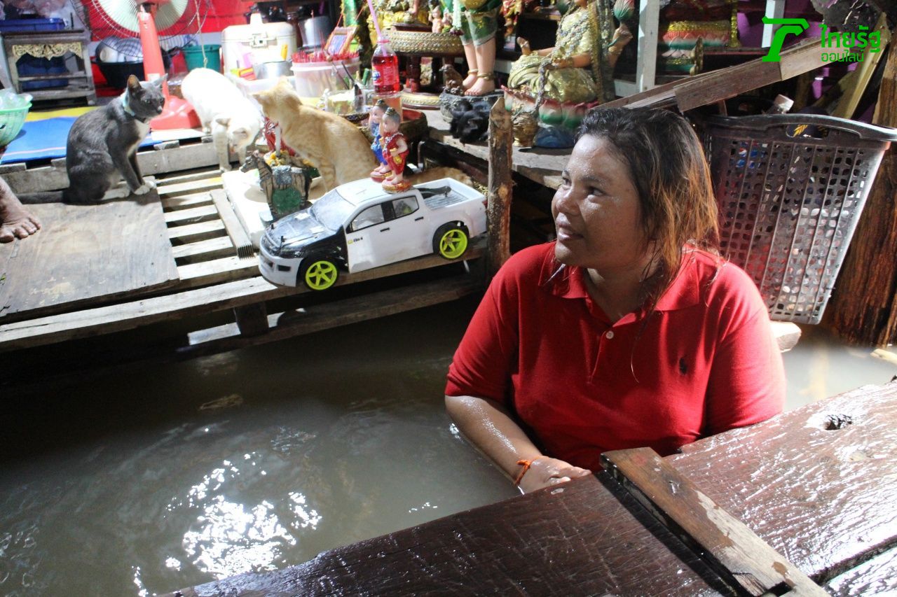 น้ำที่ท่วมในบ้านของนางขวัญเรือน 