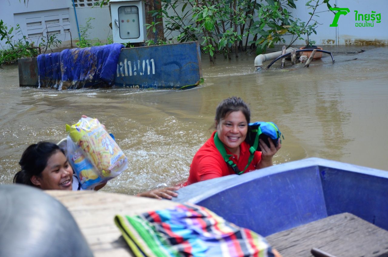 เดินลุยน้ำระดับอกเพื่อเข้าบ้าน