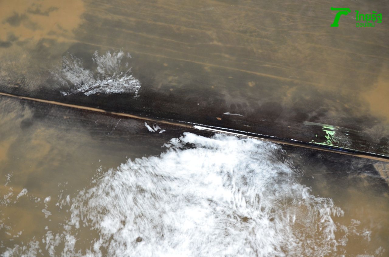 พื้นบ้านโป่งพองจากน้ำท่วม