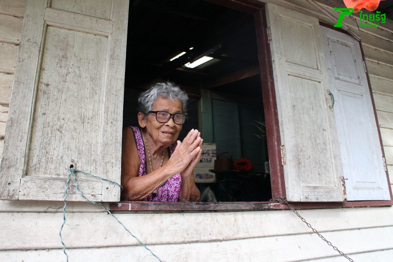 นางคิ้ม ยกมือไหว้ขอบคุณที่มาเยี่ยม