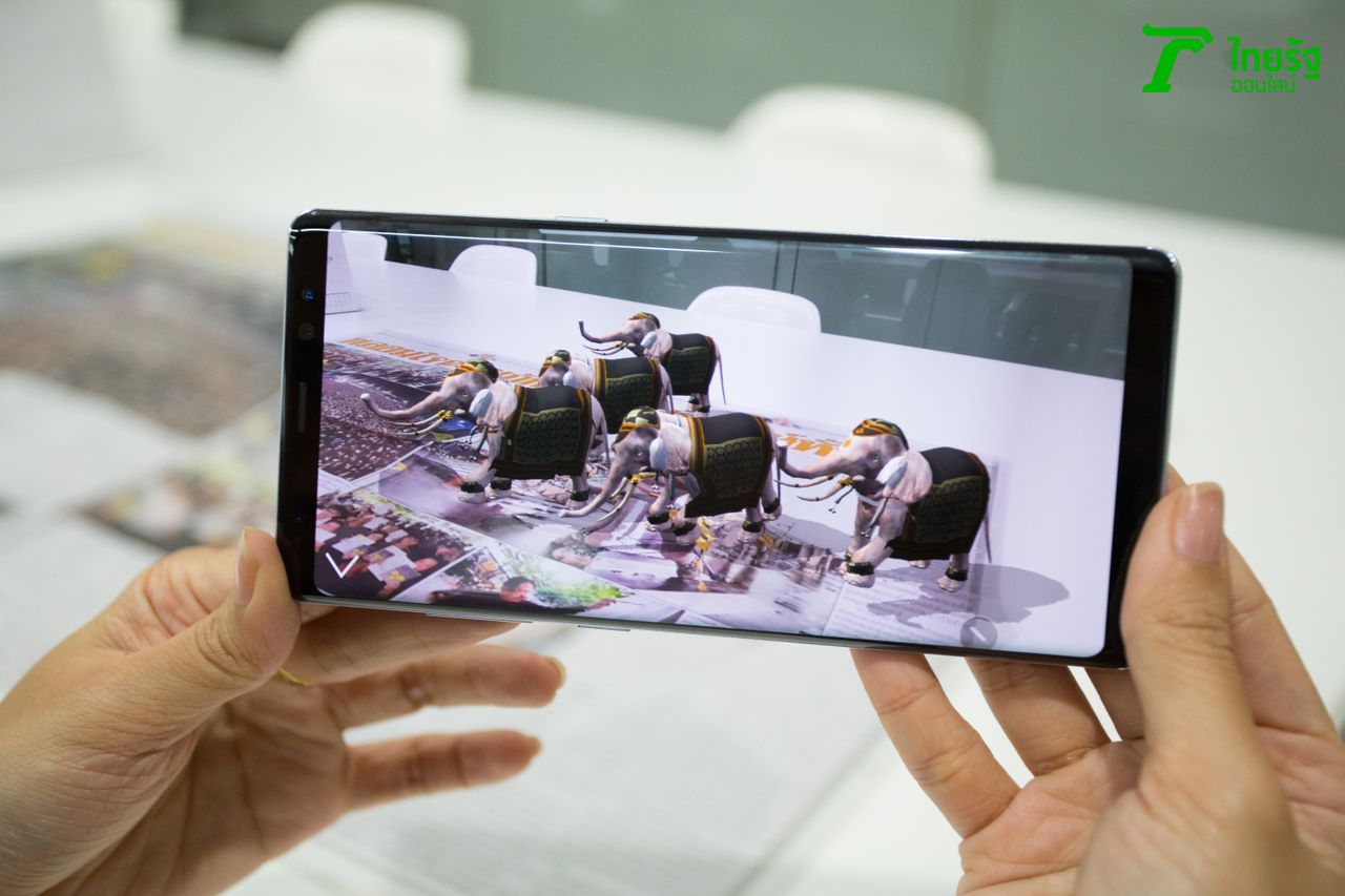 AR: ภาพกราฟิก 3 มิติ ขบวนช้างเดินบนหน้าหนังสือพิมพ์ ฉบับวันที่ 17 ตุลาคม