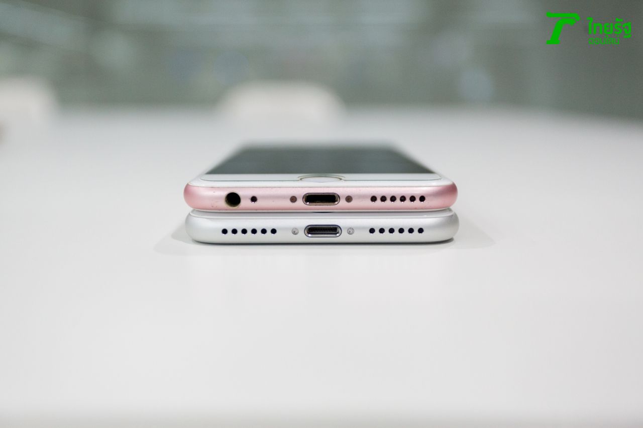 ภาพด้านล่างของตัวเครื่องไอโฟน 8 เมื่อเทียบกับไอโฟน 6s