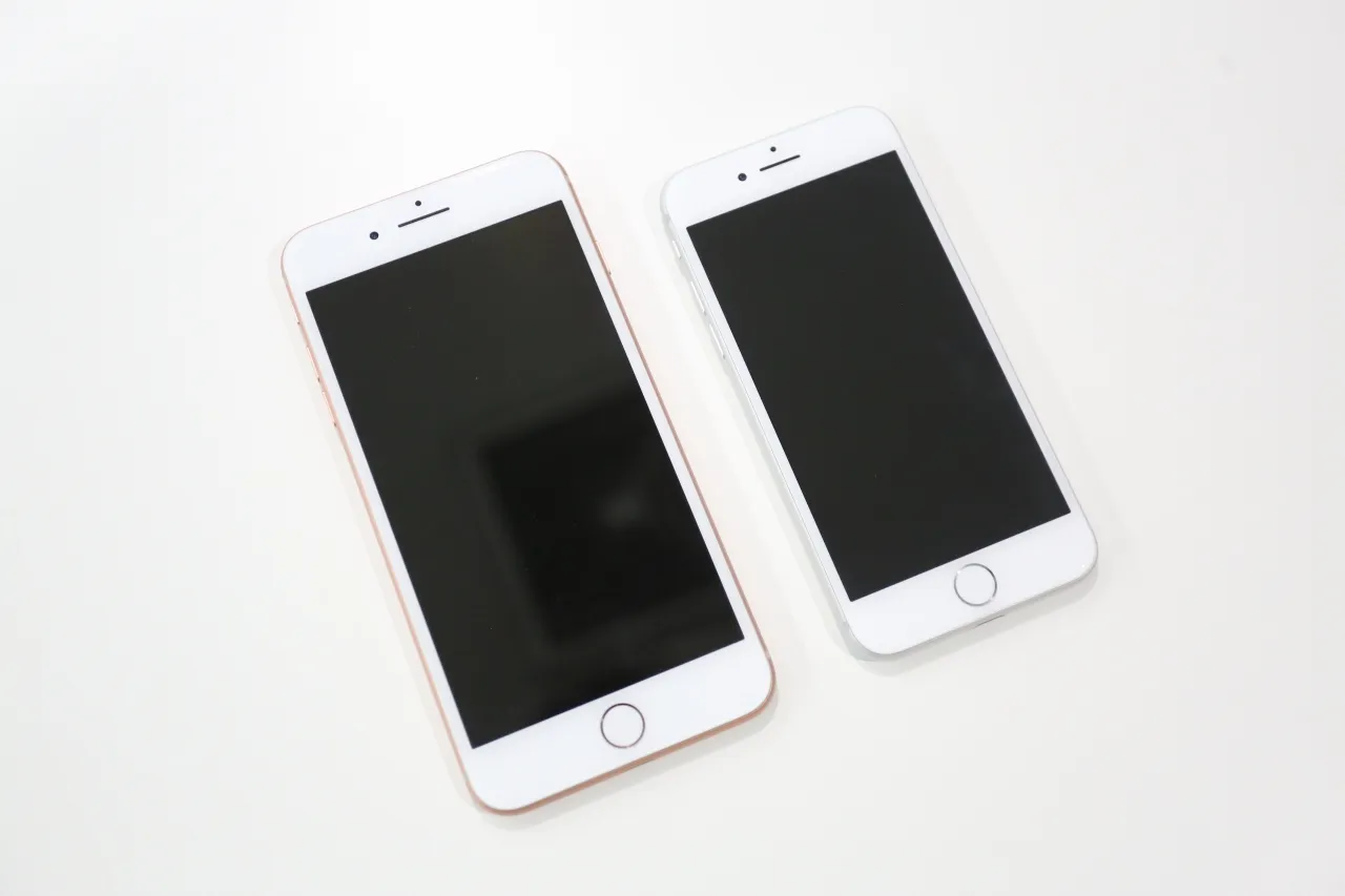 เปรียบเทียบขนาด iPhone 8 และ iPhone 8 Plus