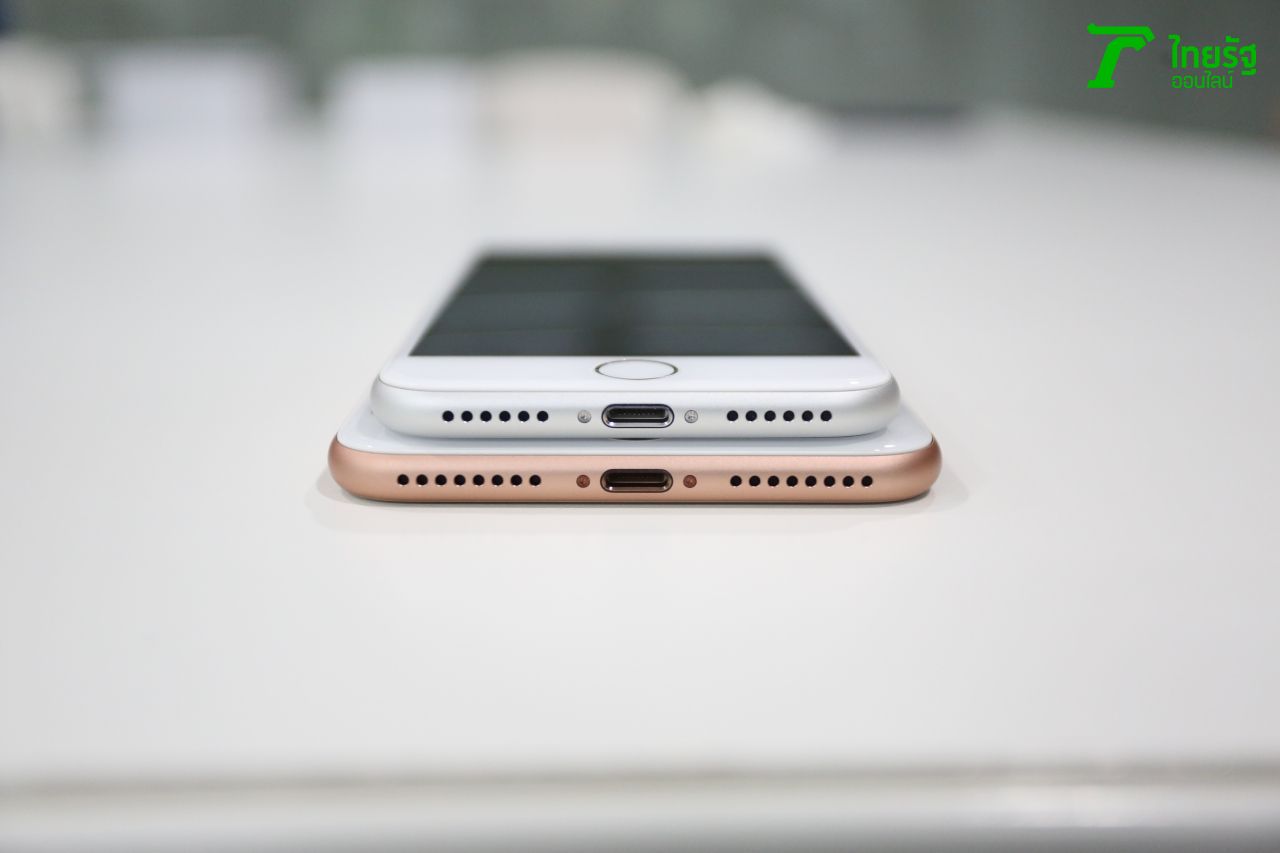 เปรียบเทียบด้านล่าง iPhone 8 และ iPhone 8 Plus