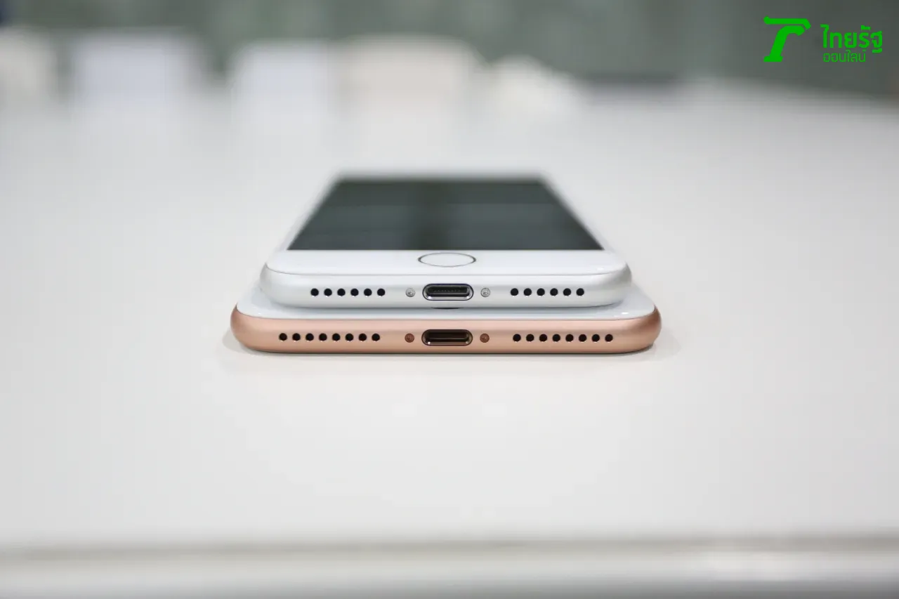 เปรียบเทียบด้านล่าง iPhone 8 และ iPhone 8 Plus