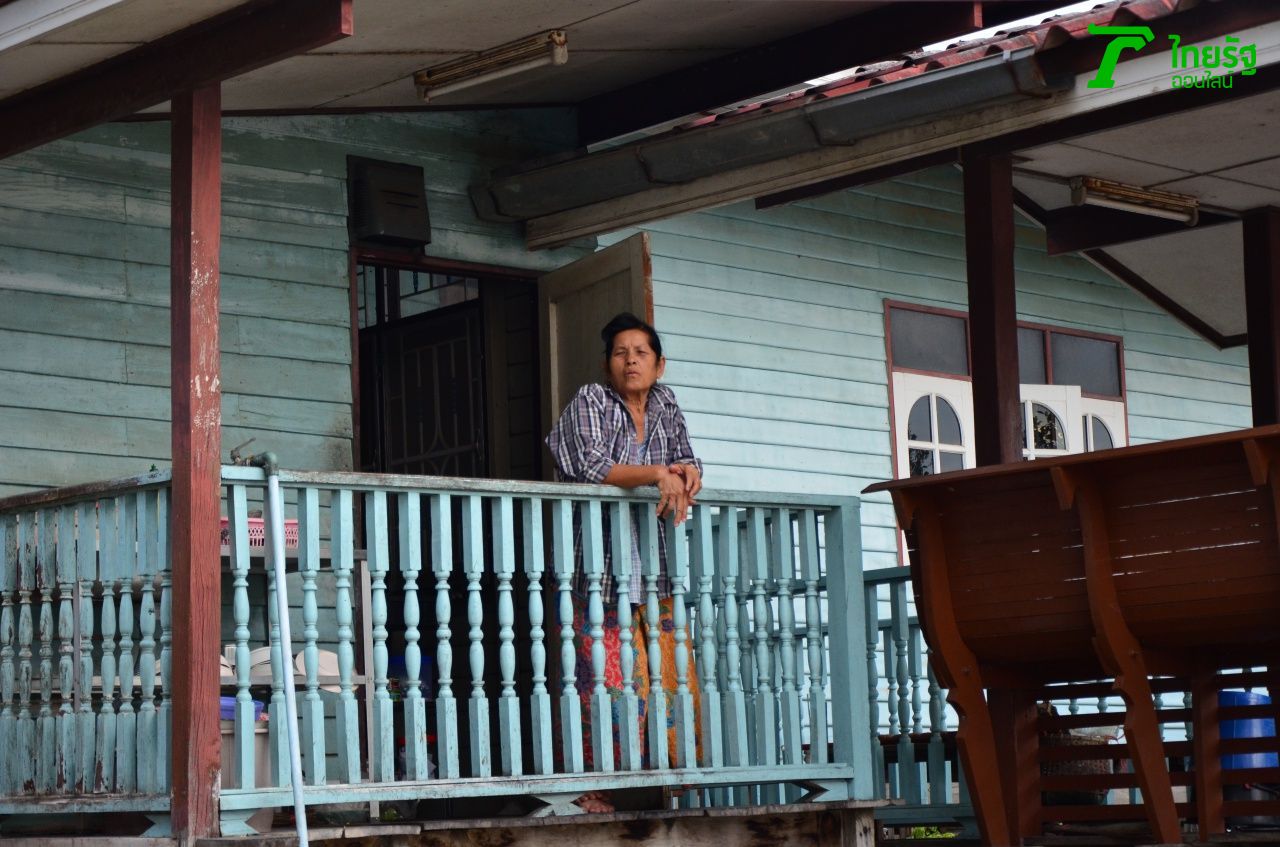 ชาวบ้านออกมาทักทาย