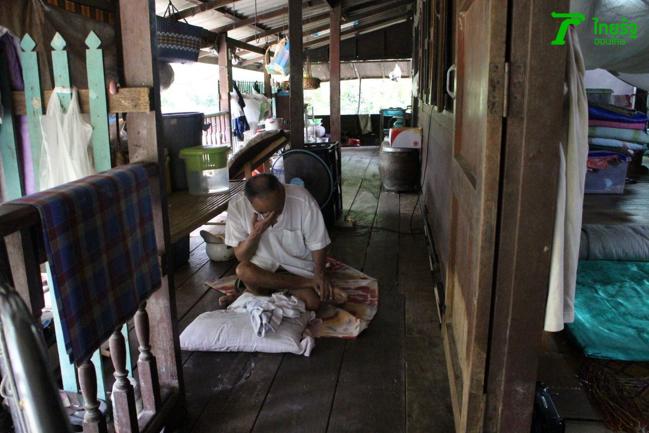 สามีของคุณยายเพ็ญศรี ตามองไม่เห็นต้องดูแลอย่างใกล้ชิด