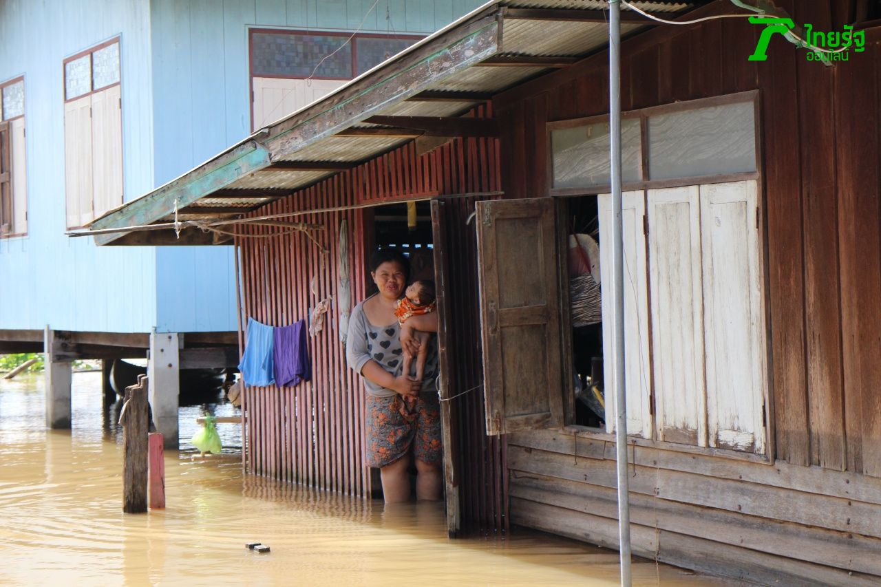 คุณสุดารัตน์ อุ้มหนูน้อยออกมาทักทายแขกหน้าประตูบ้าน