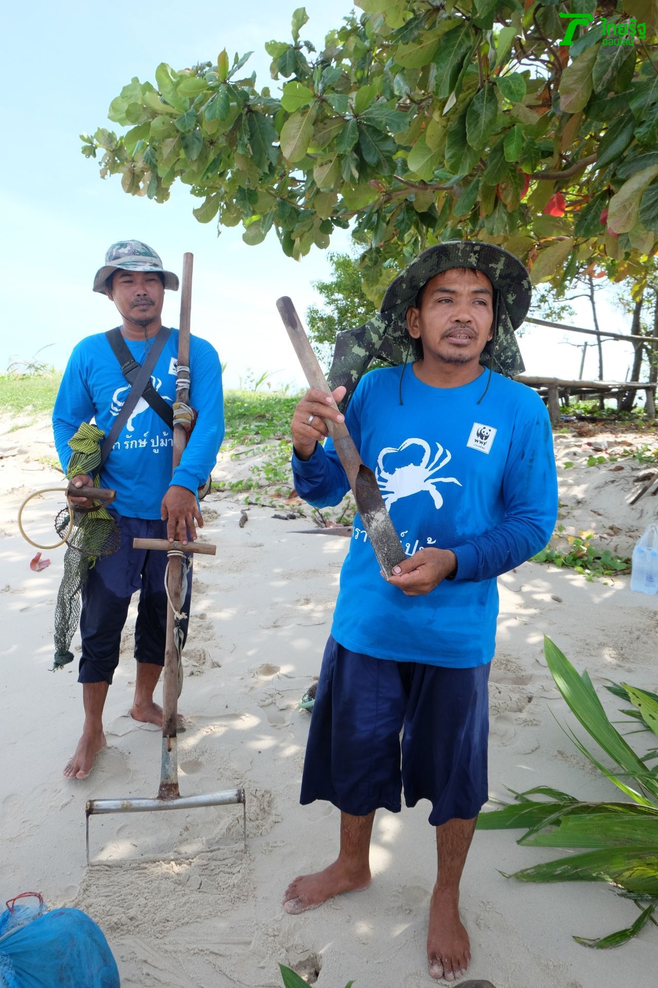 พี่จรินทร์ เฉยเชยชม กำลังสอนพวกเราถึงวิธีการจับหอย