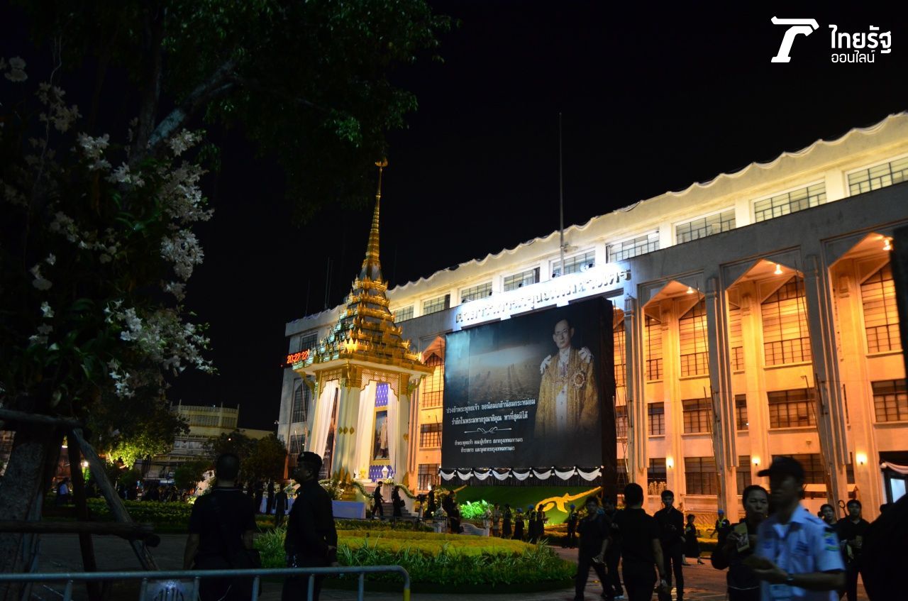 คลื่นพสกนิกรถวายดอกไม้จันทน์ ณ พระเมรุมาศจำลอง หน้าลานคนเมือง กทม.