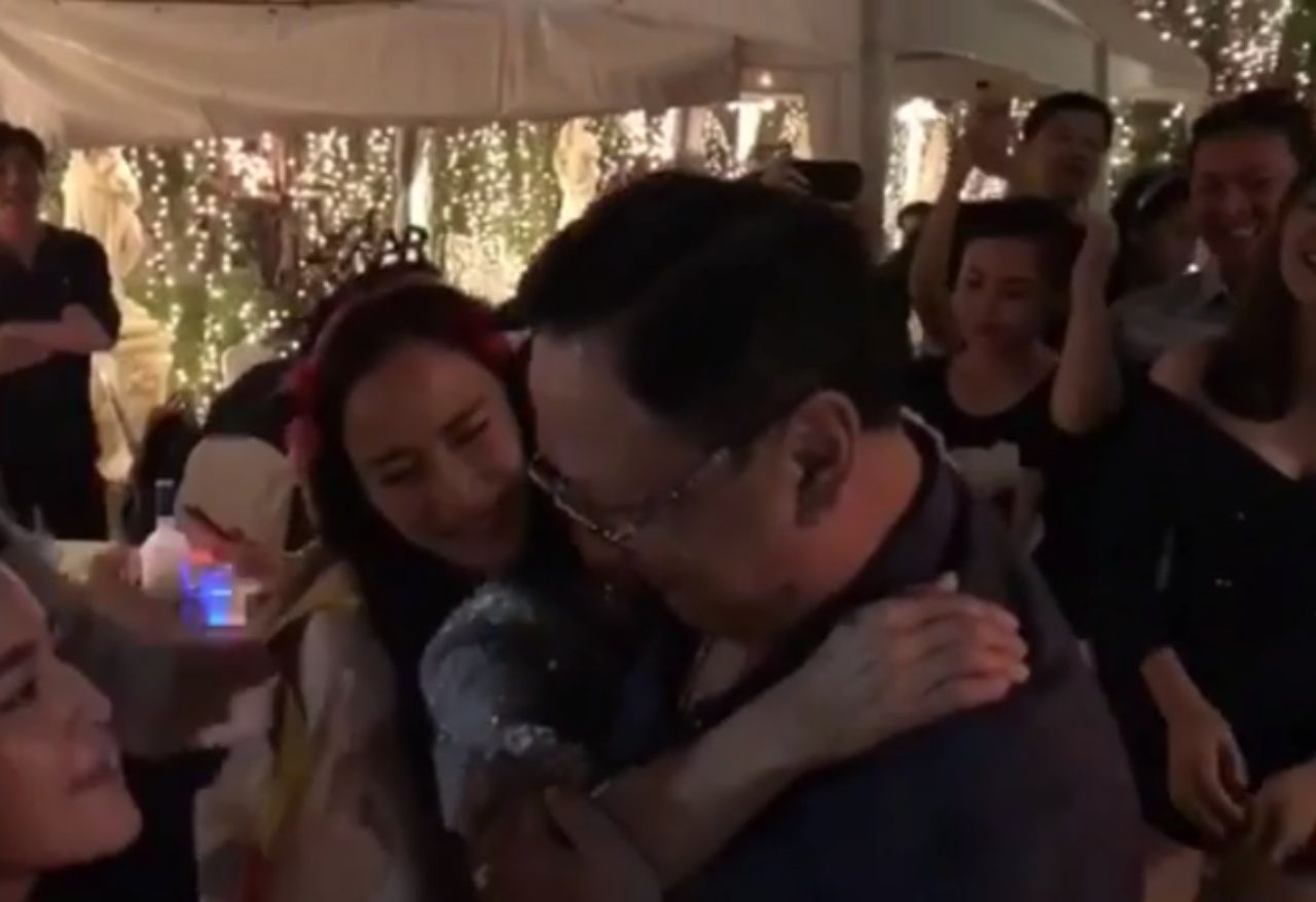 กอดกันพ่อแม่ลูก