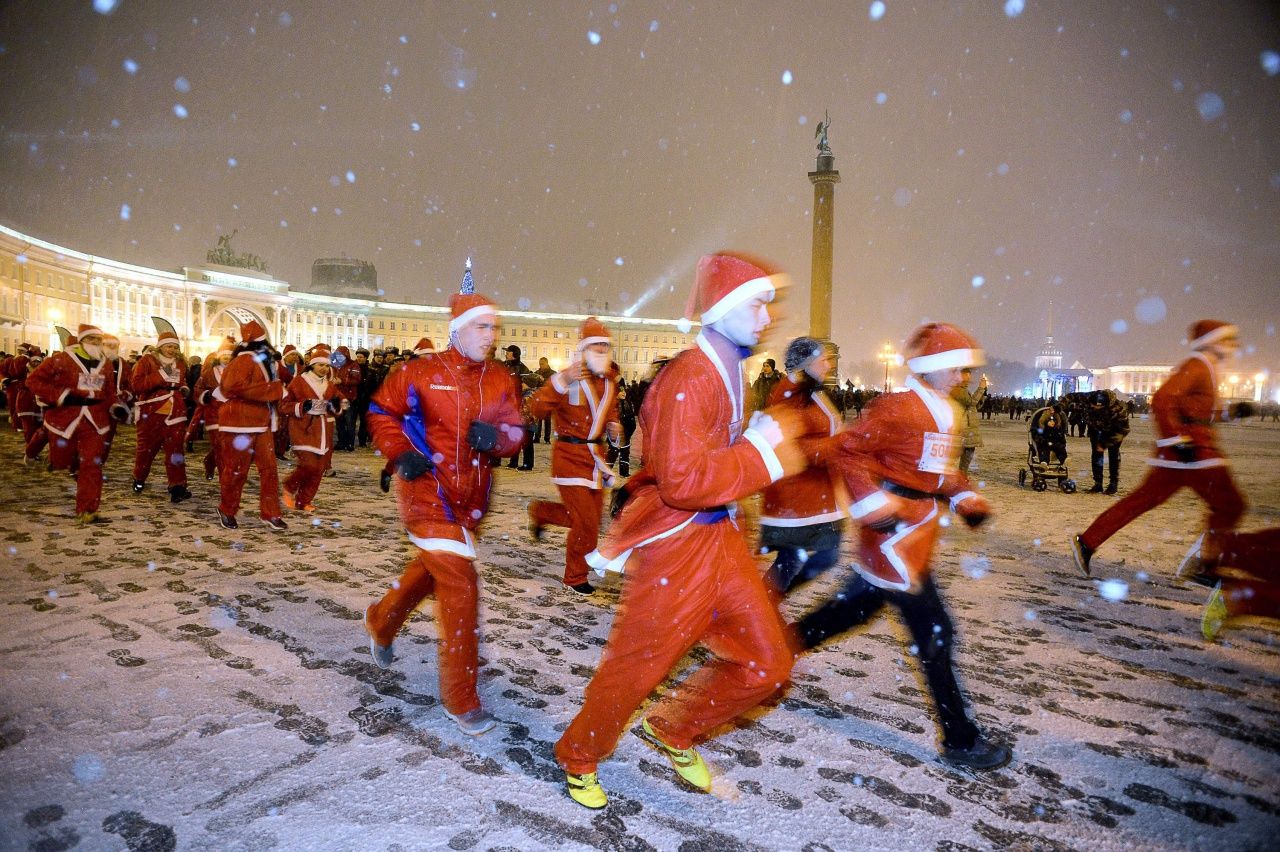 งานแข่งวิ่งซานต้าที่จัตุรัส ดีเวิร์ตโซวายา ในเมืองเซนต์ ปีเตอร์สเบิร์ก