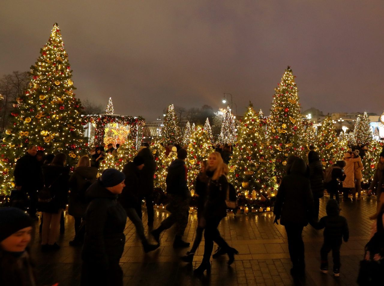 ถนนใจกลางกรุงมอสโก เต็มไปด้วยต้นคริสต์มาสที่ประดับประดาแสงสีสวยงาม