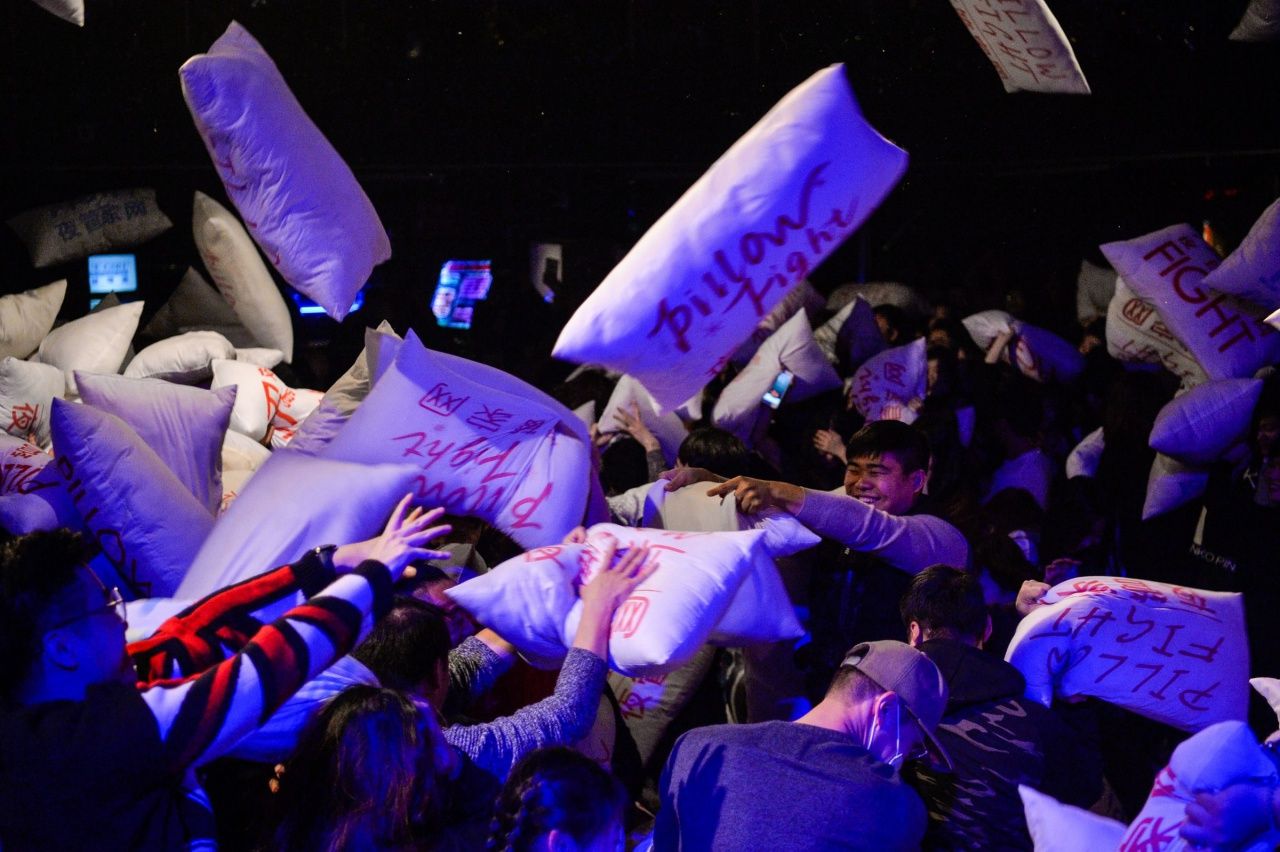 ชาวจีนในเซี่ยงไฮ้ร่วมงาน ‘คืนปาหมอน’ เนื่องในวันคริสต์มาสอีฟ